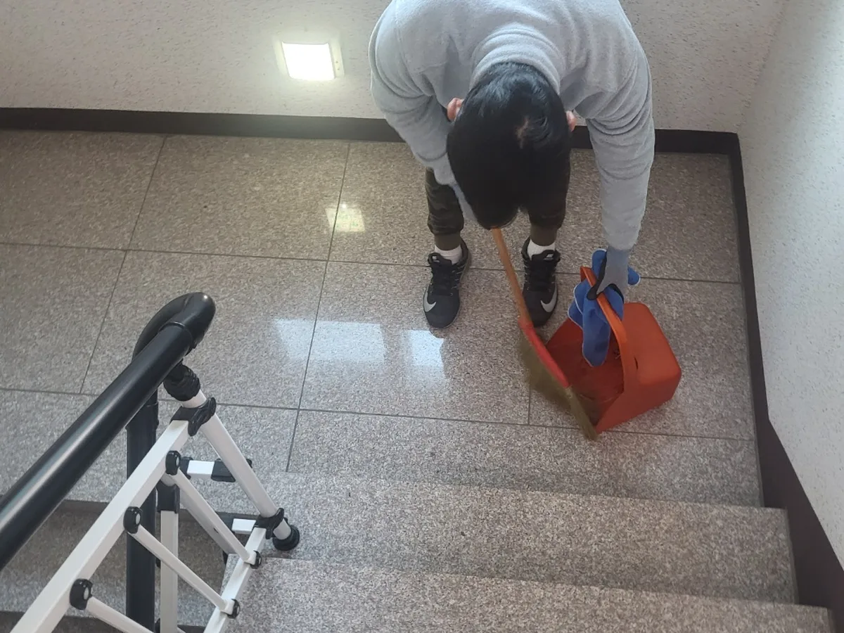 정읍시 망제동 빌라 공동현관 장비 주변 정밀 위생청소 사례 - 행진크린
