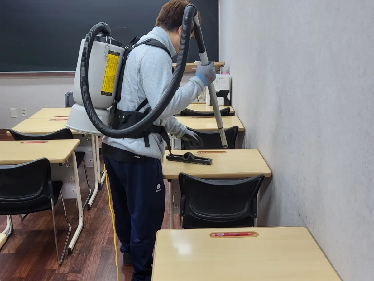 장수군 장계면 학교 현관·중앙홀 바닥 위생청소 사례 - 행진크린